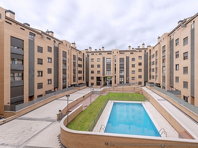 Alquiler de piso en calle Cavanilles de 2 habitaciones con piscina y garaje