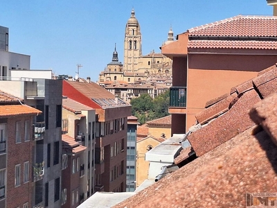 Dúplex en alquiler en Centro - Segovia de 4 habitaciones con terraza y garaje