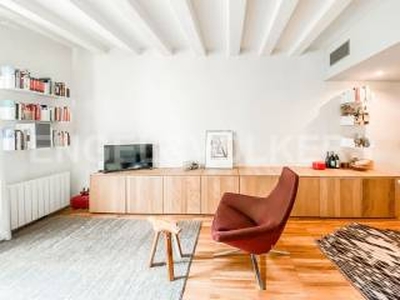 Piso de dos habitaciones 70 m², El Raval, Barcelona