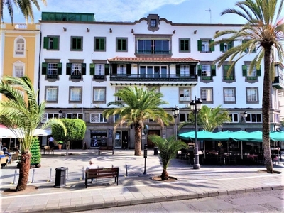 Piso en venta en plaza De Cairasco de 7 habitaciones con terraza y jardín