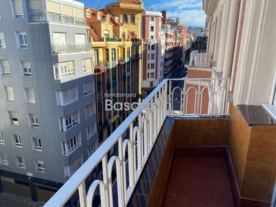 Venta de piso en Barrio de Abando de 3 habitaciones con terraza y calefacción