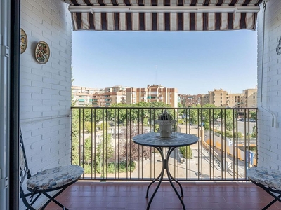 Venta de piso en Cervantes de 3 habitaciones con terraza y balcón