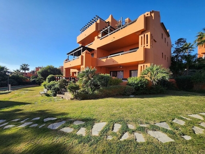 Venta de piso en Estepona Oeste - Valle Romano - Bahía Dorada de 2 habitaciones con terraza y piscina