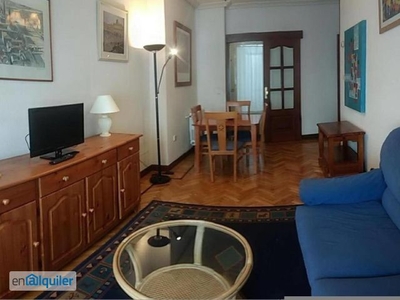 APARTAMENTO de 50 m2 céntrico, con ascensor y servicios servicios centrales de calefacción y agua caliente, en excelente situación junto a Puerta Zamora y a cinco minutos de Plaza Mayor. Formado por salón-comedor, cocina, dormitorio, baño y trastero....