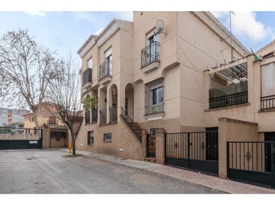 CASA CON EXCELENTE UBICACIÓN EN ALHENDÍN