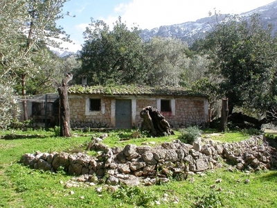 Casa de piedra con terreno en venta en Fornalutx.