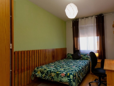 Habitación en apartamento de 6 dormitorios en Alcalá de Henares, Madrid.