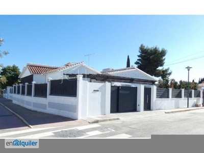 preciosa villa independiente con jardin y piscina privada