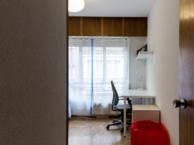 Se alquila habitación en apartamento de 3 dormitorios en Chamartín, Madrid.