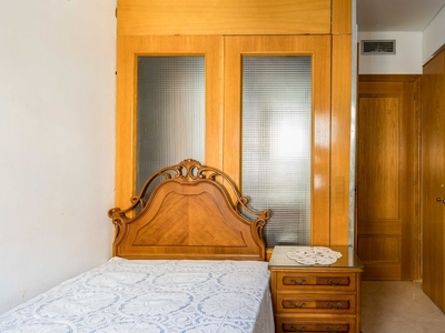 Se alquila habitación en apartamento de 3 dormitorios en Quatre Carreres