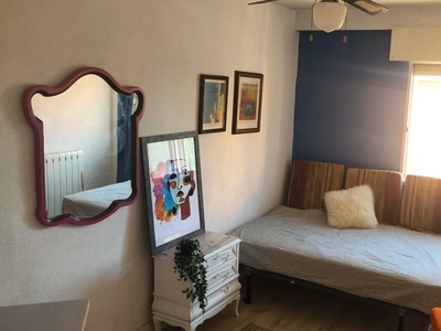 Se alquila habitación en apartamento de 3 dormitorios en Tetuán, Madrid
