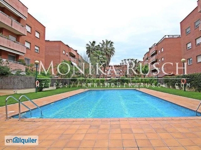 Soleado piso en Alquiler de 124m2 con terraza de 6m2 y piscina comunitaria, dispone de 4 habitaciones y 2 baños. Ubicado en finca de obra vista en la residencial zona de Can Bou, junto a la Avda. Pineda de Castelldefels.