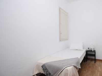 Acogedora habitación en un apartamento de 4 dormitorios en L'Esquerra de l'Eixample.