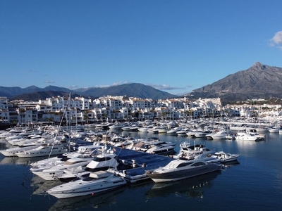 Apartamento en venta en Puerto Banus, Marbella, Málaga