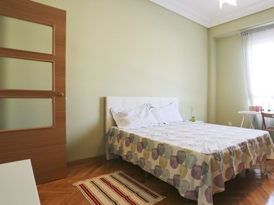 Gran habitación en apartamento de 5 dormitorios en Cuatro Caminos, Madrid