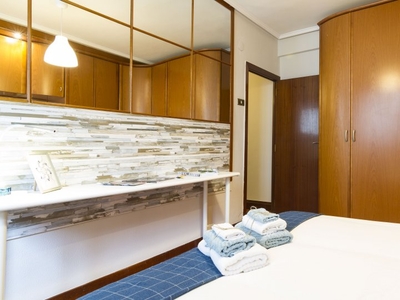 Habitación amueblada en un apartamento de 4 dormitorios en Ibaiondo, Bilbao