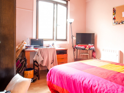 Preciosa habitación en piso de 4 dormitorios en Indautxu, Bilbao