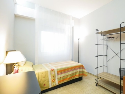 Se alquila habitación en apartamento de 4 dormitorios en Gracia, Barcelona