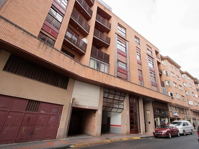 Venta de piso en Campo de la Juventud de 4 habitaciones con terraza y garaje