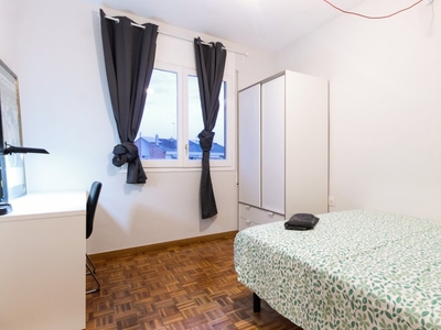 Se alquila habitación en apartamento de 4 dormitorios en el Eixample de Esquerra.
