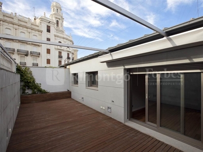 Ático con terraza y aparcamiento muy cerca de la Plaza del Ayuntamiento, Valencia.