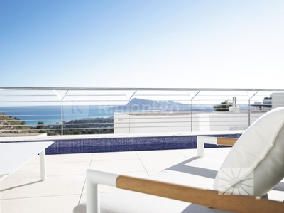 Villa en residencial lleno de luz con grandes espacios interiores y arquitectura única, en Altea