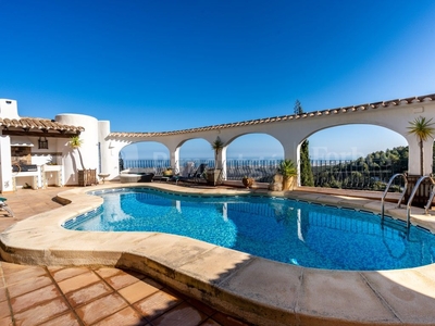 Villa mediterránea con piscina en venta en Monte Pego.