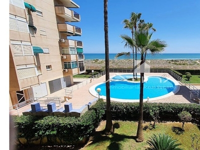 Apartamento con vistas abiertas al mar situado en 1ª línea playa Daimús
