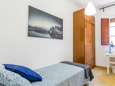 Habitación soleada en apartamento de 5 dormitorios en Ciutat Vella, Valencia.