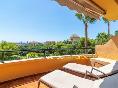 Apartamento en avenida valeriano rodríguez luminoso apartamento de dos dormitorios y dos baños en elviria hills en Marbella
