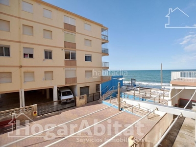Apartamento exterior con terraza ygaraje en primera línea de playa en Tavernes de la Valldigna