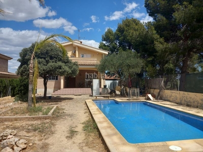 Chalet urbano con piscina y gran parcela a 12 km de valencia en Riba - roja de Túria