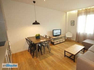Elegante apartamento de 2 dormitorios con aire acondicionado en alquiler en El Raval, cerca de Las Ramblas y Plaça de Catalunya
