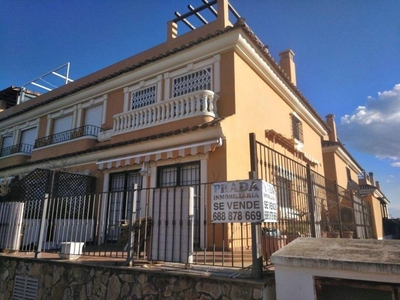 Venta Casa adosada en Avenida Cientific Avelli Corm Moncofa. Buen estado plaza de aparcamiento con balcón calefacción individual 218 m²