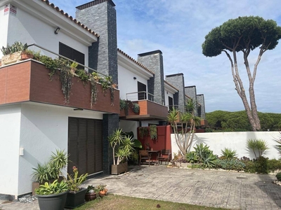 Venta Casa adosada en Avenida de Los Parques Naturales Chiclana de la Frontera. 269 m²