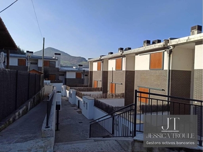 Venta Casa adosada en Calle barrio penias 20 Los Corrales de Buelna. Buen estado con terraza 108 m²