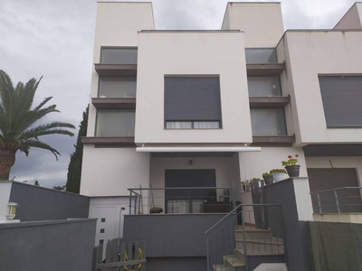 Venta Casa adosada en Calle del Blavet Vinaròs. Muy buen estado plaza de aparcamiento con balcón calefacción central 200 m²