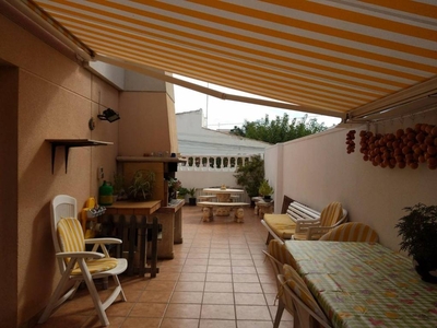 Venta Casa adosada en Calle del Sorell Vinaròs. Muy buen estado plaza de aparcamiento con balcón calefacción central 130 m²