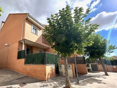 Venta Casa adosada en Calle Duque del Infantado 1 Méntrida. Buen estado plaza de aparcamiento con balcón 370 m²