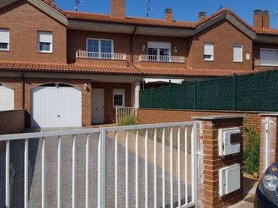 Venta Casa adosada en Calle El Cueto Onzonilla. Buen estado plaza de aparcamiento con balcón calefacción individual 140 m²