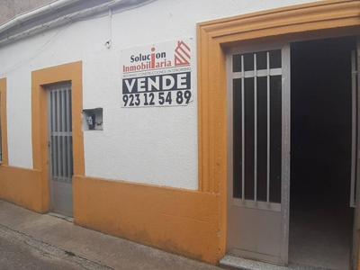 Venta Casa adosada en Calle Pocito La Fuente de San Esteban. Muy buen estado plaza de aparcamiento calefacción central 300 m²