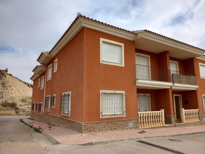 Venta Casa adosada en Calle Vicente Blasco Ibanez Puerto Lumbreras. Buen estado plaza de aparcamiento con balcón 175 m²