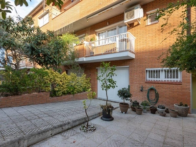 Venta Casa adosada en Carrer D'antoni Xirau Figueres. Plaza de aparcamiento con balcón calefacción central 164 m²