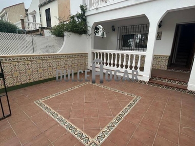 Venta Casa adosada en Manuel altolaguirre Rincón de la Victoria. Con terraza 100 m²