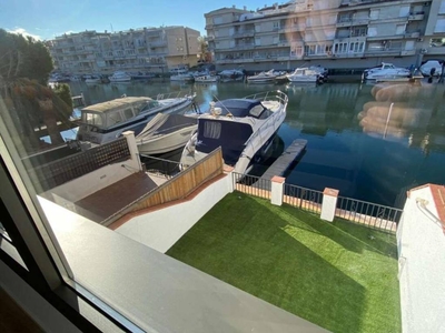 Venta Casa adosada en port emporda Castelló d'Empúries. Buen estado plaza de aparcamiento con balcón 100 m²