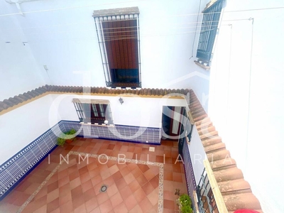 Venta Casa adosada en Urb. centro de Utrera Utrera. Buen estado plaza de aparcamiento con balcón 171 m²