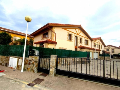 Venta Casa unifamiliar en Avenida de Jose Maria de Pereda Santa Cruz de Bezana. Buen estado 195 m²