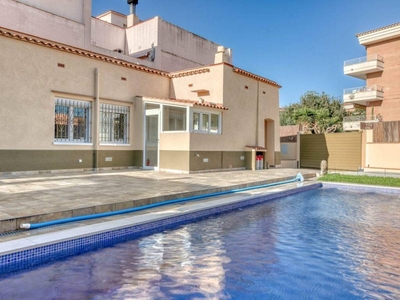 Venta Casa unifamiliar en Avinguda de la Costa Brava 82 Figueres Espanya Figueres. Con terraza 91 m²