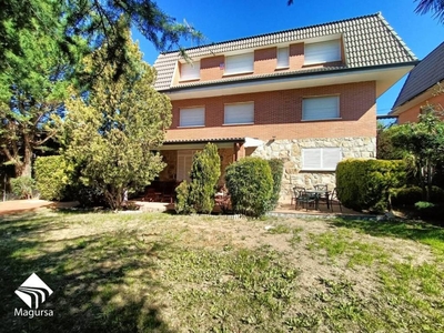 Venta Casa unifamiliar en Calle aranjuez El Casar. Buen estado 279 m²