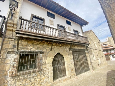 Venta Casa unifamiliar en Cl Arenas Santillana del Mar. Buen estado con balcón 485 m²